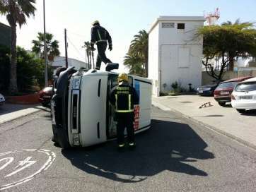 Bomberos tras el vuelco en Salinetas, este lunes (Foto TA)