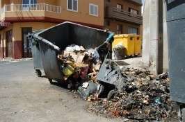 Imagen de archivo de los restos de un contenedor de basura incendiado (Foto TA)