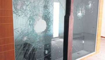 Imagen de una de las cámaras mortuorias o túmulos con las cristaleras rotas a pedradas (Foto C7)