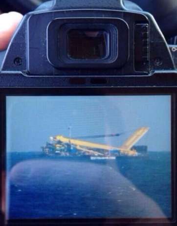 Imagen del barco remolcando a otro que confundió con el amerizaje de un avión (Foto TA)