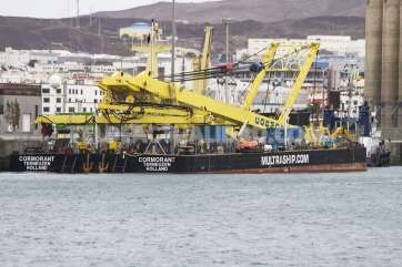 La gabarra, días atrás en el Puerto de la Luz y de Las Palmas (Foto Antonio Rodríguez/TA)