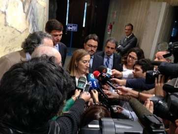 La ministra atiende a los periodistas tras desmentirse la caída de un avión en aguas próximas a la costa de Telde (Foto EP)