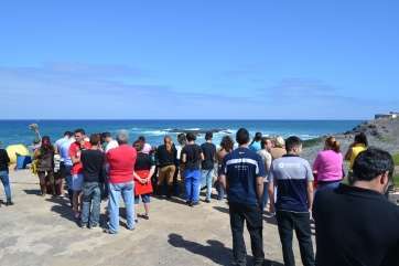 Expectación en la playa de Bocabarranco al poco tiempo de conocerse la noticia (Foto TA)
