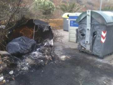 Contenedor de basura quemado esta madrugada en Jinamar (Foto TA)