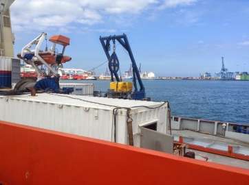 El EDT Ares con el robot Remora II, de color amarillo, colgado de una grúa (Foto Teresa Cárdenes)