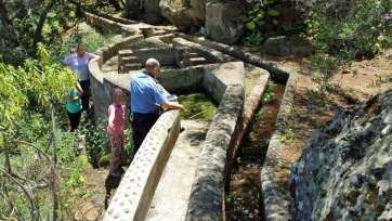 Un agente de la Policía Local visualiza la cantonera donde ocurrieron los hechos (Foto TA)