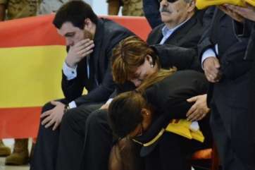 Los familiares no logran contener el llanto en el acto del domingo celebrado en la Base Aérea de Gando (Foto Acfi Press)