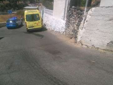 Ambulancia del SUC y coche patrulla de la Policía Local, en el lugar del accidente (Foto TA)