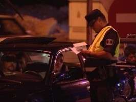 Imagen de archivo de un policía sancionando a un conductor que participaba en carreras ilegales (Foto TA)