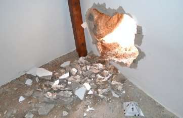 Boquete realizado por los ladrones en la ermita (Foto TA)