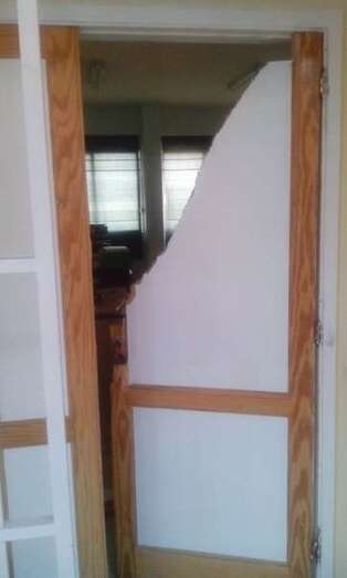 Puerta rota por los ladrones (Foto TA)