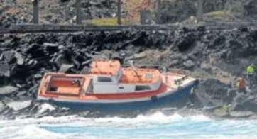 La embarcación encallada (Foto Gerardo Montesdeoca-C7)