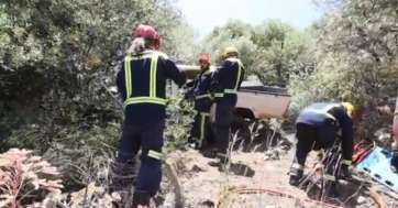 Los bomberos en los trabajos para rescatar el cadáver de Domingo Martín (Foto Borja Suárez-C7)