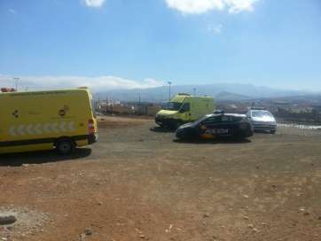 Ambulancias y coches policiales en el lugar (Foto TA)