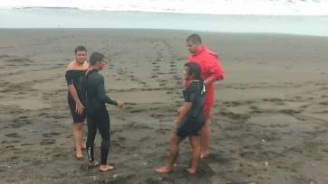 Imagen del buguero tras ser rescatado por los socorristas (Foto TA)