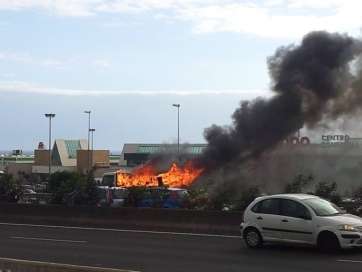 Imagen de archivo de un incendio de vehículo en la GC-1 (Foto TA)
