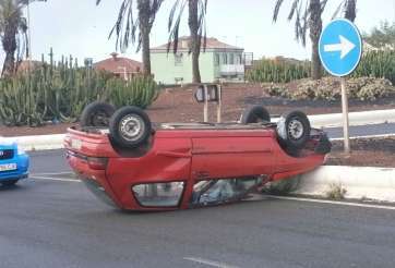 Vehículo volcado en la mañana de este miércoles en el vial costero (Foto TA)