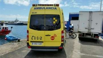 La ambulanica del SUC en el muelle de Taliarte (Foto TA)
