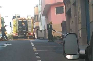 Los bomberos extinguen el incendio (Foto TA)