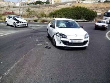 Imagen del accidente en la entrada a Las Huesas (Foto TA)