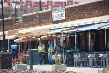 Efectivos de la Policía Científica salen del local de Salvamento y Socorrismo, donde se alojó el cadáver (Foto TA)