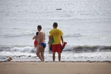 Socorrista en la playa de Salinetas (Foto TA)