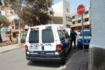 Furgón policial que trasladó a la menor a la Comisaría de Telde (Foto TA)