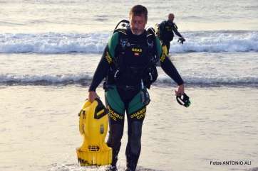 Un buzo del Grupo Especial de Actividades Subacuáticas de la Guardia Civil, regresa a la arena de Salinetas tras finalizar una inmersión (Foto Antonio Alí)