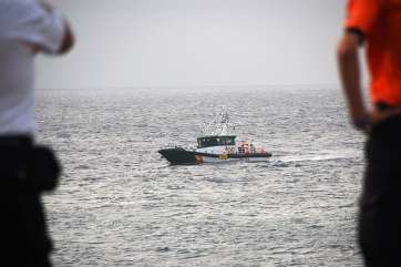Efectivos del GES y Protección otean la costa, mientras la patrullera de la Guardia Civil explora el mar próximo al litoral (Foto TA)