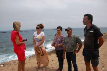 Josefa Álamo, con su hermano y dos de sus hijos, este mediodía en Salinetas (Foto TA)