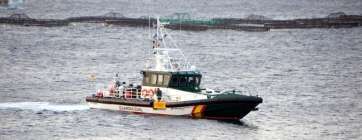 Equipos de emergencia y familiares, ayer miércoles en la punta de Salinetas (Foto TA)