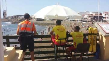 Efectivos de Protección Civil y de Salvamento y Socorrismo en Salinetas, este sábado (Foto TA)