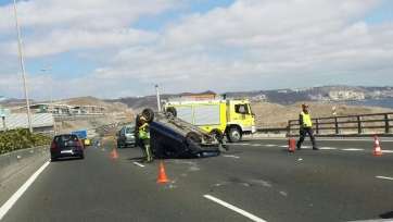 Vuelco del vehículo este miércoles, en la GC-1 (Foto TA)