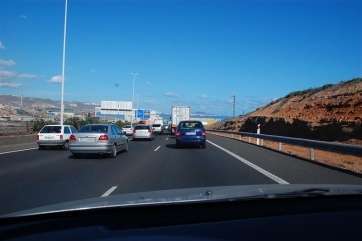 Imagen de archivo de retenciones en la GC-1 tras un accidente (Foto TA)