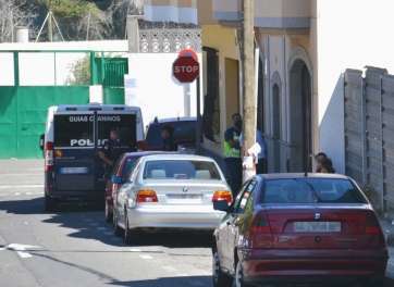 Imagen del operativo policial desplegado en un inmueble de San Juan (Foto TA)