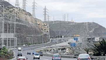 Autopista GC-1 a su paso por la estación eléctrica de Jinámar (Foto C7)