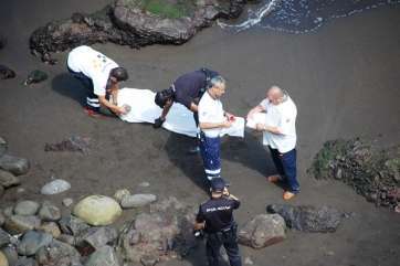 La Policía Nacional junto al cadáver, este jueves (Foto TA)