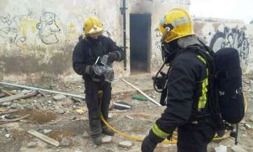 Los bomberos extinguen el incendio (Foto TA)