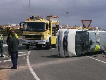 Imagen del vuelco de un vehículo en la GC-1 (Foto TA)