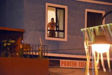 El joven atrincherado se asoma por la ventana (Foto Antonio Alí)