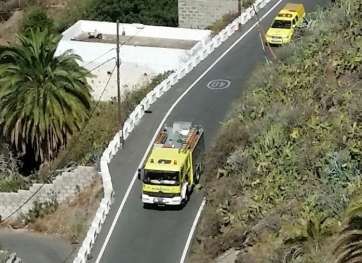 Bomberos hacia el Barranco de Los Cernícalos, este sábado (Foto TA)