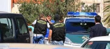 El detenido tras el registro, esposado y con agentes de la Policía Judicial de la Guardia Civil en Cruz de Piedra (Foto LOP)