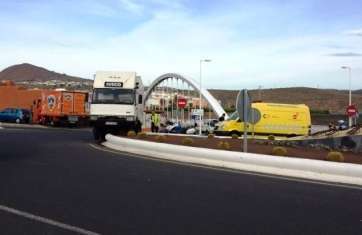 Camión sobre la rotonda del Donante, en San Gregorio (Foto TA)