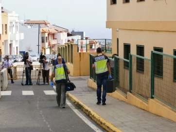 Agentes de la Policía Judicial llegando el Colegio de La Herradura (Foto TA)