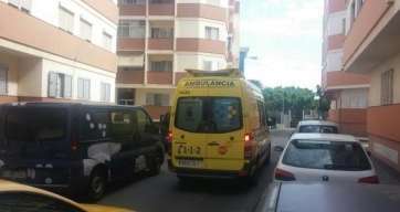 Ambulancia en las inmediaciones de la vivienda afectada, este lunes (Foto TA)