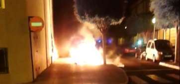 Momento en que arden los contenedores (Foto TA)