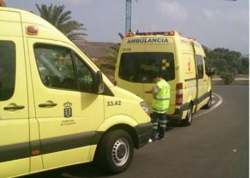 Dos ambulancias donde ha tenido lugar el suceso, este lunes (Foto TA)