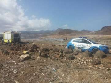 Bomberos y Policía en la zona del fuego (Foto TA)