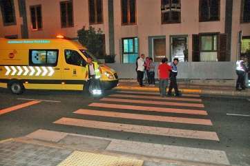 Ambulancia y agentes de la Policía Local en el lugar del suceso (Foto TA)