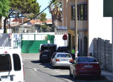 Imagen del operativo policial desplegado en un inmueble de San Juan (Foto TA)